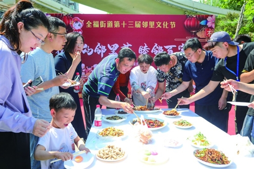 “烟火气”聚起了邻里情,居民们纷纷品尝,夸赞不已